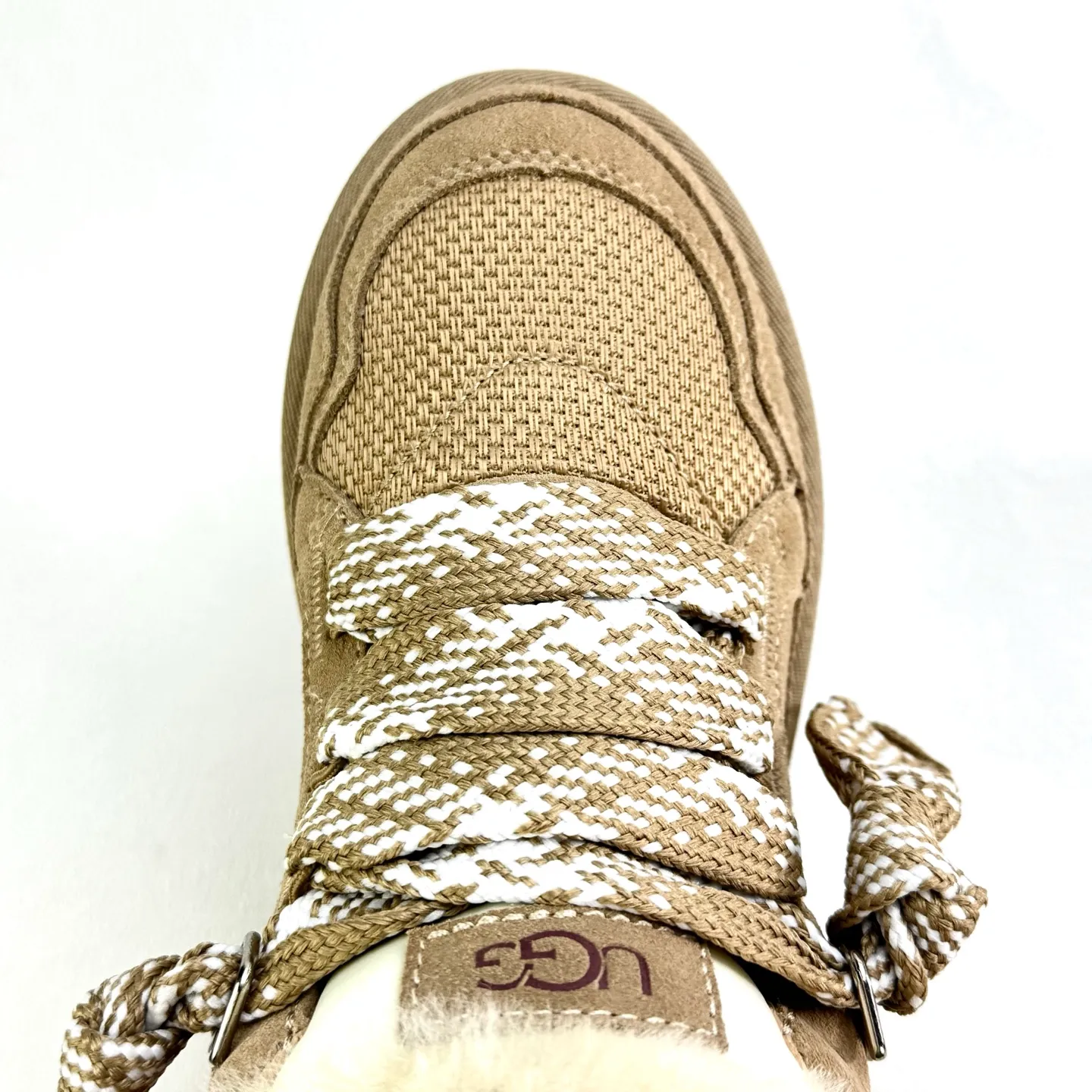Local 💰600 supports stocking. Platform operation #UGG｜Low top 4032 Mel casual shoes, upper design, recycled ballistic canvas mesh, high-quality suede upper, two-color flat shoelaces. The inner material of the shoe is made of Longfeng sheep fur. The fur lining keeps warm and locks in temperature. The sole material is comfortable Treadlite by #UGG #EVA. Light wing outsole. Size: 35 36 37 38 39 40
